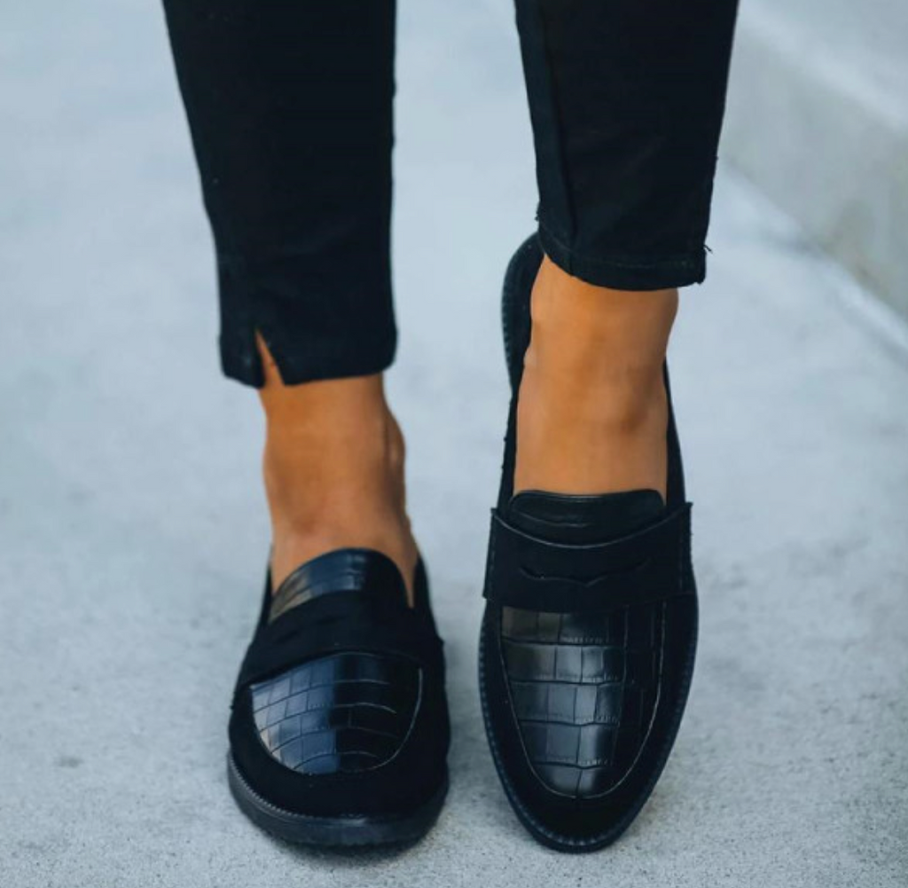 Women’s Black Loafers Crocodile Texture Stylish and Comfortable 1