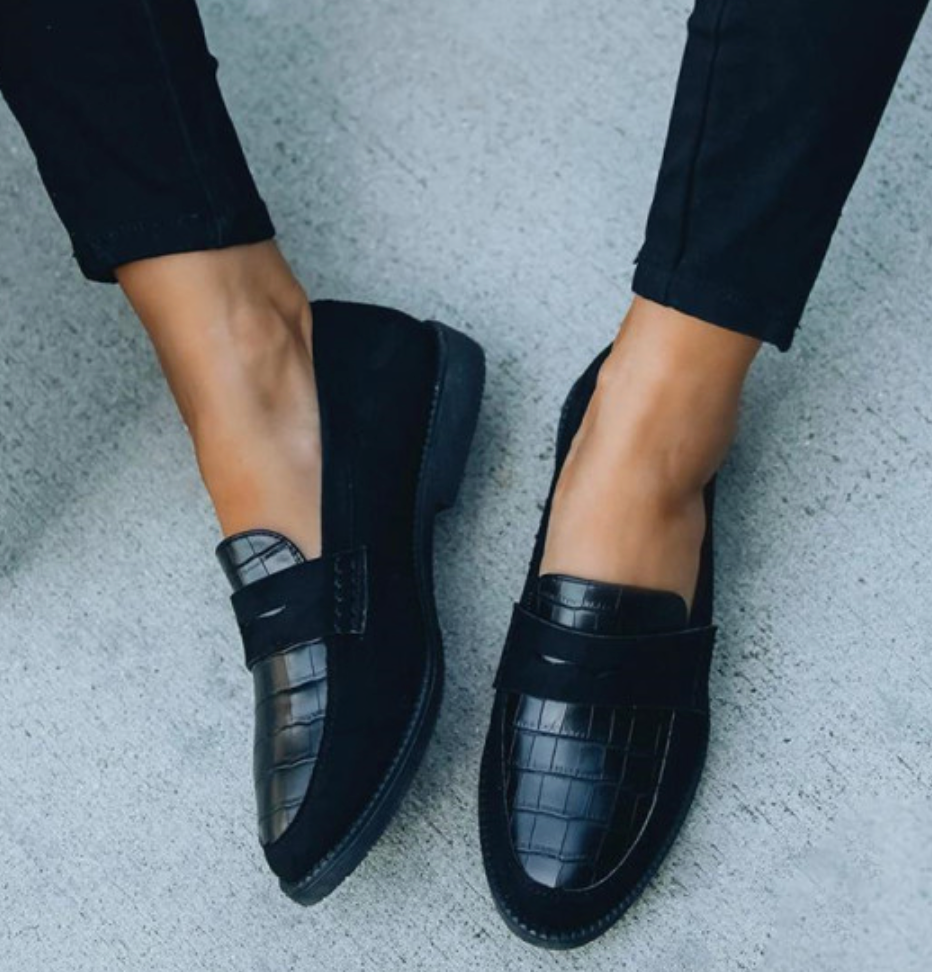 Women’s Black Loafers Crocodile Texture Stylish and Comfortable 2